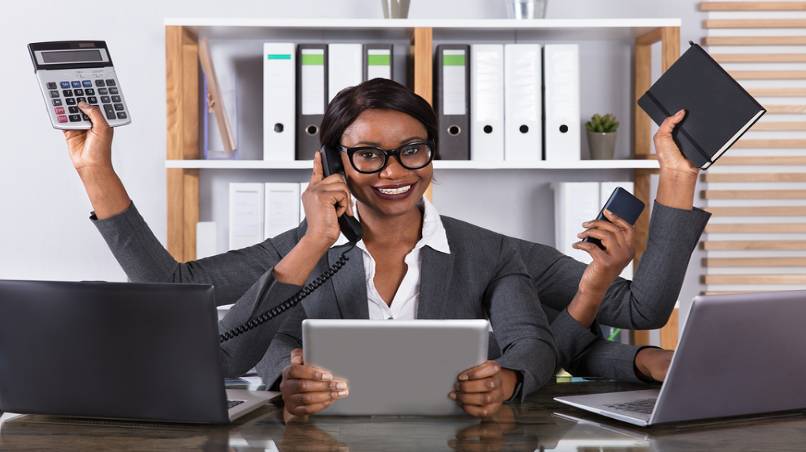 Sta diventando sempre più comune lavorare contemporaneamente in due lavori