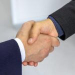 Galateo della Stretta di Mano: Come Fare una Perfetta Stretta di Mano e gli Errori da Evitare