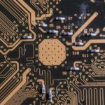 Intelligenza Artificiale Edge: Sfide, Soluzioni e Hardware per Modelli AI Efficienti