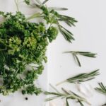 Guida Completa all’Uso delle Erbe Aromatiche in Cucina: Segreti e Abbinamenti