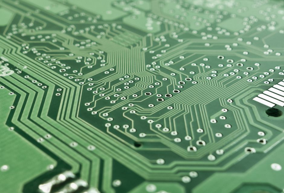 Perché i Circuiti Stampati Sono Verdi? La Storia Inaspettata del Colore PCB