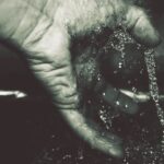Perché le Dita si Raggrinziscono in Acqua? La Vera Ragione Scientifica