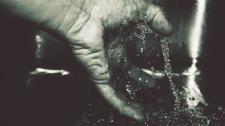 Perché le Dita si Raggrinziscono in Acqua? La Vera Ragione Scientifica