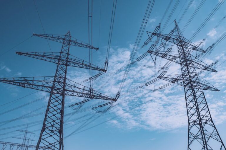 Il Viaggio dell'Elettricità: Dalla Centrale alla Tua Casa | Guida Completa sulla Trasmissione Energetica