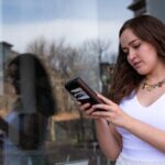 La Psicologia di Chi NON Pubblica sui Social Media: Autenticità e Resistenza Digitale