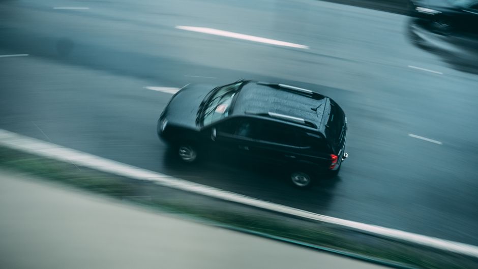 Perché ci sono i Puntini Neri sui Finestrini dell'Auto? La Funzione dei Frits