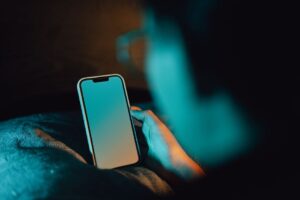La Psicologia di Chi Non Posta Sui Social: Indipendenza, Privacy e Autostima