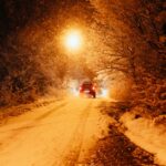 Il Sale sul Ghiaccio: Come Funziona e Perché Danneggia Auto e Scarpe in Inverno