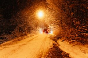Il Sale sul Ghiaccio: Come Funziona e Perché Danneggia Auto e Scarpe in Inverno