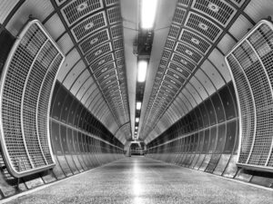 Incendio King's Cross: L'Effetto Trincea e la Scienza Dietro la Tragedia della Metropolitana di Londra