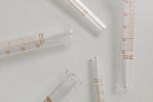 Perché la Colla Non Si Incolla Nel Tubetto? La Scienza Dietro l'Adesione