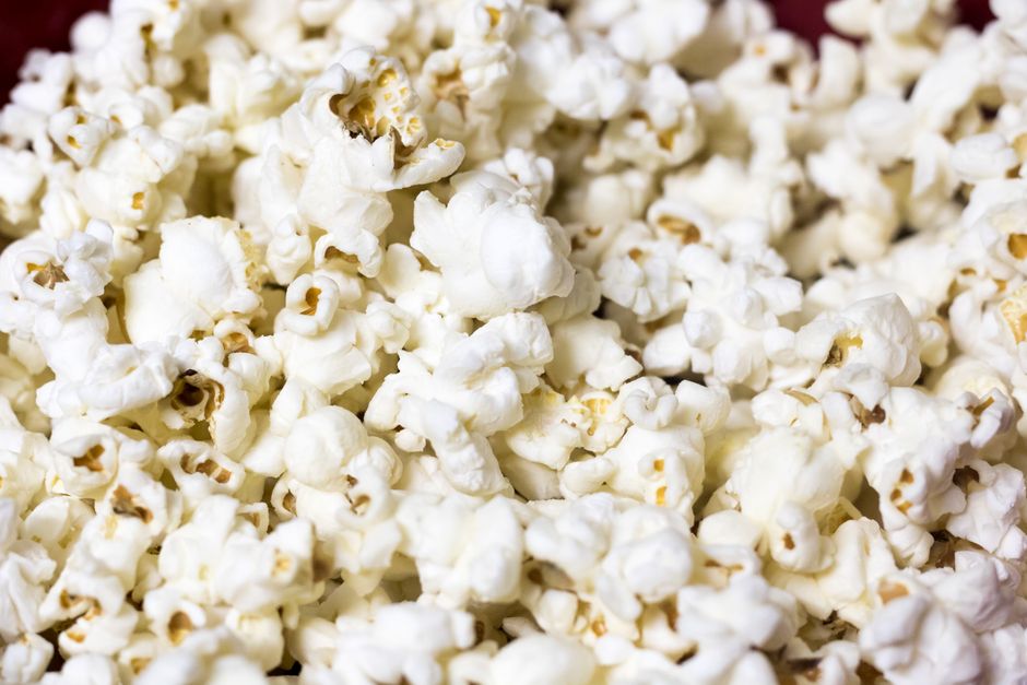 La Scienza Segreta dei Popcorn: Cosa Succede Davvero nel Chicco?