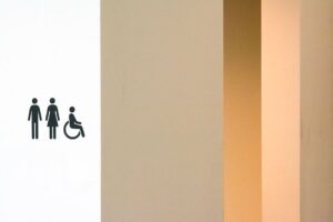 Il Significato di WC: Storia, Origine e Perché è Universale