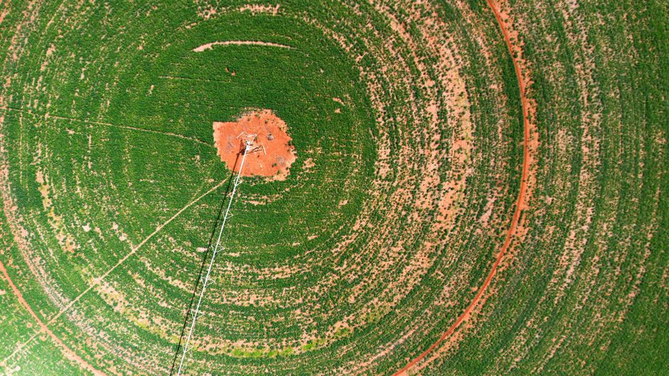 Costruzione e Funzionamento dei Sistemi di Irrigazione a Pivot Centrale: La Tecnologia Dietro i Cerchi Verdi nei Campi