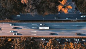 Onde di Traffico Fantasma: La Scienza Dietro gli Ingorghi Improvvisi e Come Risolverli