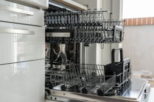 Lavastoviglie non lava bene? 5 Trucchi per Piatti Splendenti (con meno sforzo!)