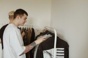 Come Vestirsi Bene Uomo: Guida Essenziale a Colori, Forme e Stile Personale