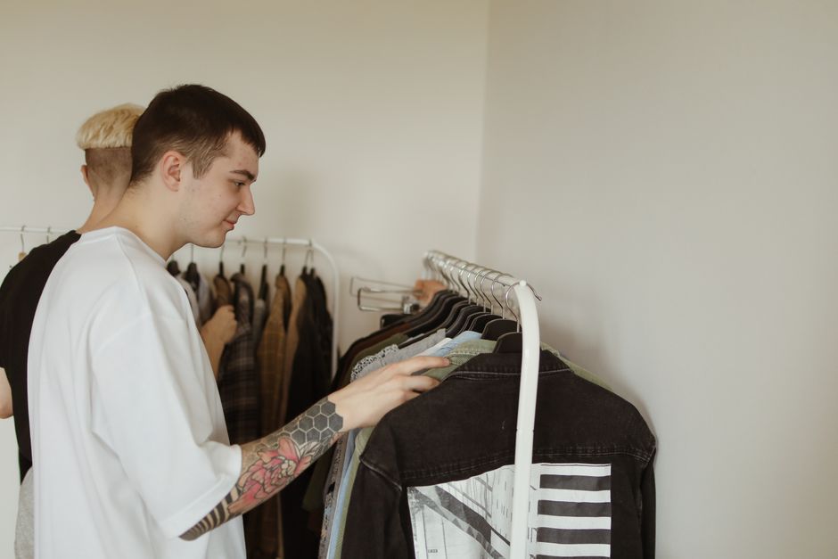 Come Vestirsi Bene Uomo: Guida Essenziale a Colori, Forme e Stile Personale