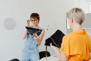 Effetto Alone: Cos'è, Come Influenza il Tuo Giudizio e Come Superarlo