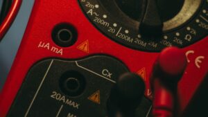 Come Usare un Multimetro: Guida Completa per Principianti e Esperti